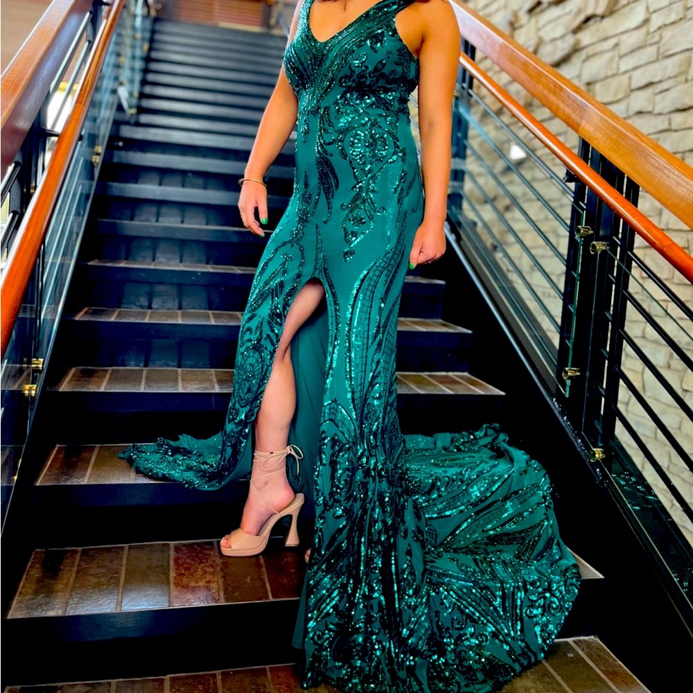 Beautiful emerald green sequin dress with train. - Picture 1 of 7